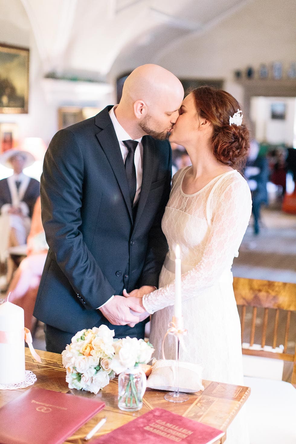 Schloss-Hochzeit in pastell und weiß Hochzeitskuss des Brautpaares