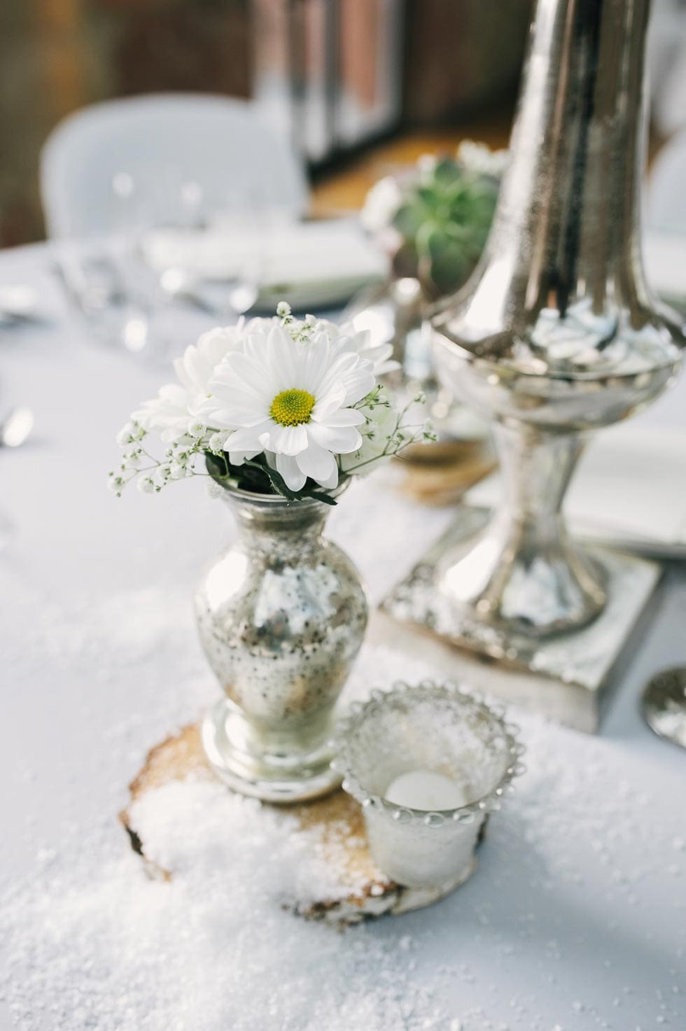 Winterhochzeit im Landhaus Platte Tischdekoration
