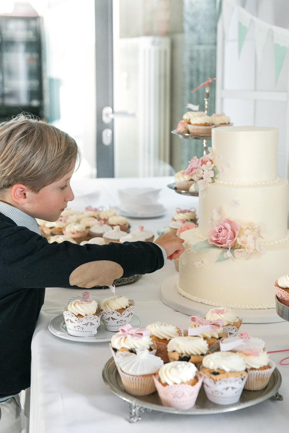 Sweet table Sweet table mit Cupcakes und Macrons