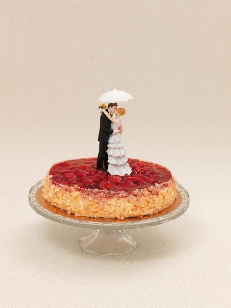 Erdbeerkuchen mit Brautpaar Erdbeerkuchen mit Brautpaar