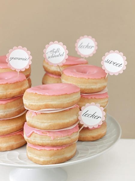 Rosa Donuts mit Schildchen Rosa Donuts