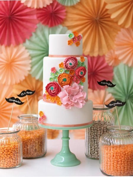 Torte mit bunten Fondant-Blüten Hochzeits-Frühlingsorte