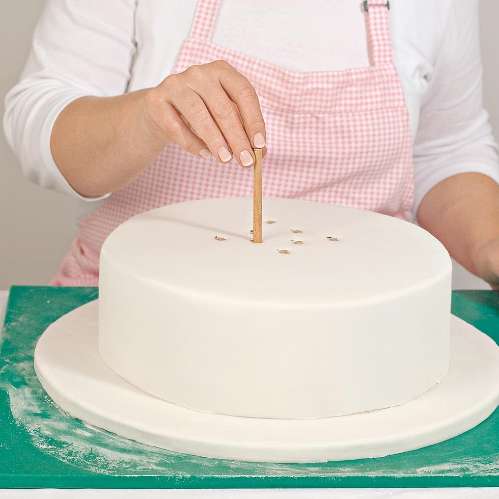 Hochzeitstorte übereinander stapeln