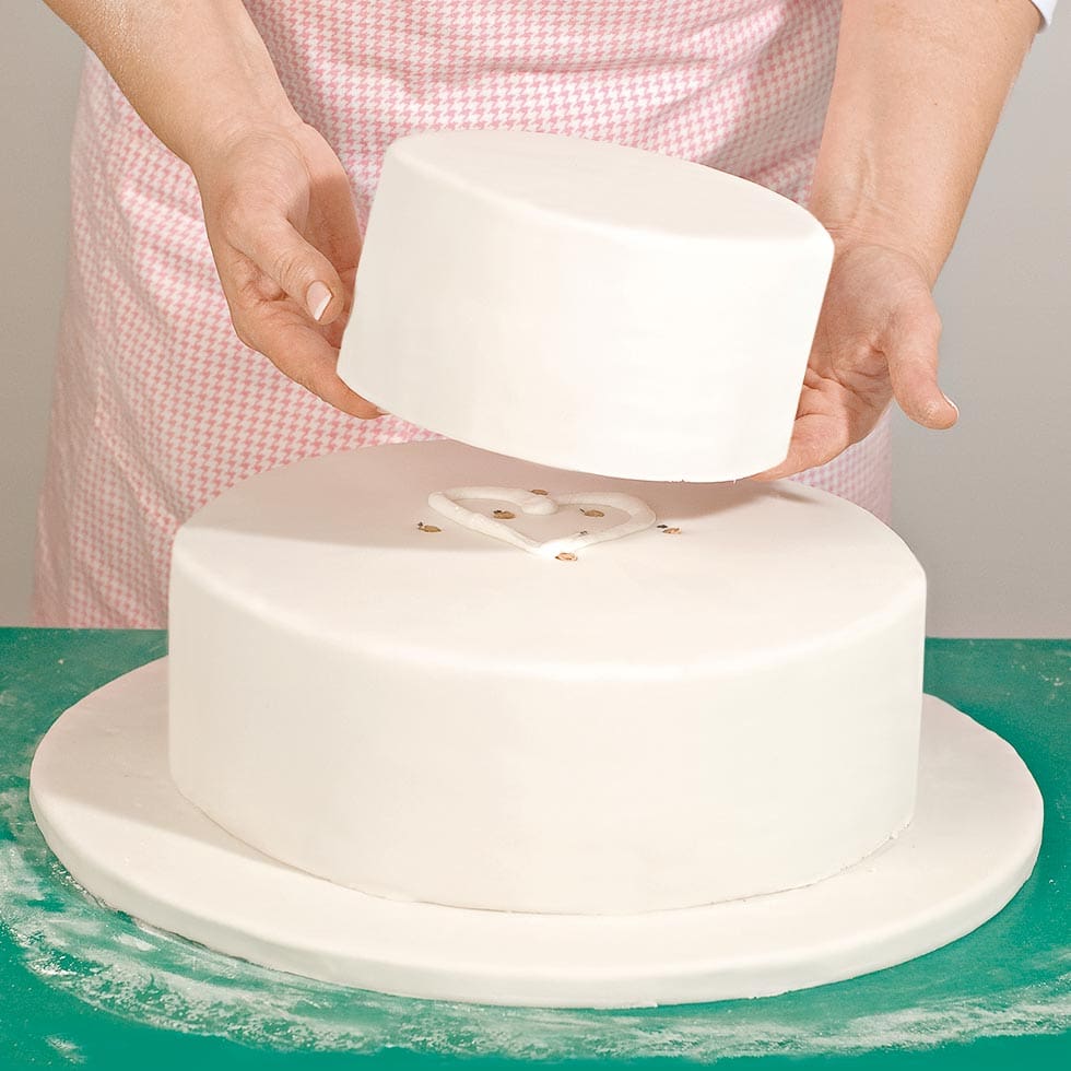 Hochzeitstorte übereinander stapeln Hochzeitstorte übereinander stapeln