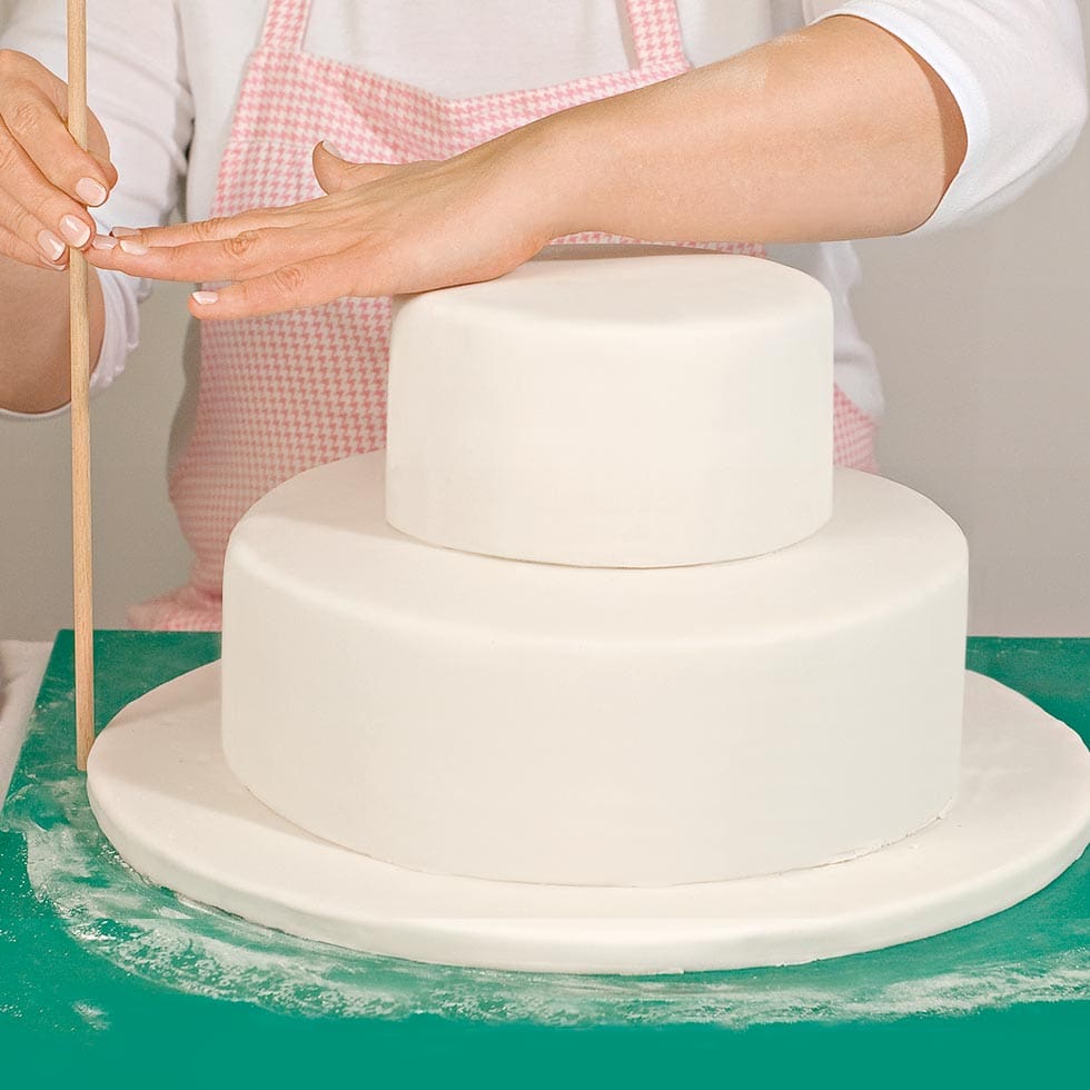 Hochzeitstorte übereinander stapeln