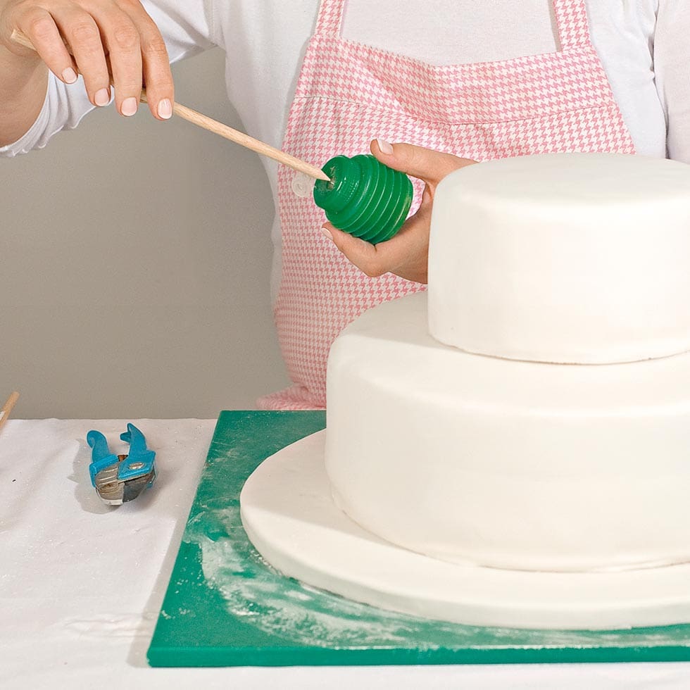 Hochzeitstorte übereinander stapeln