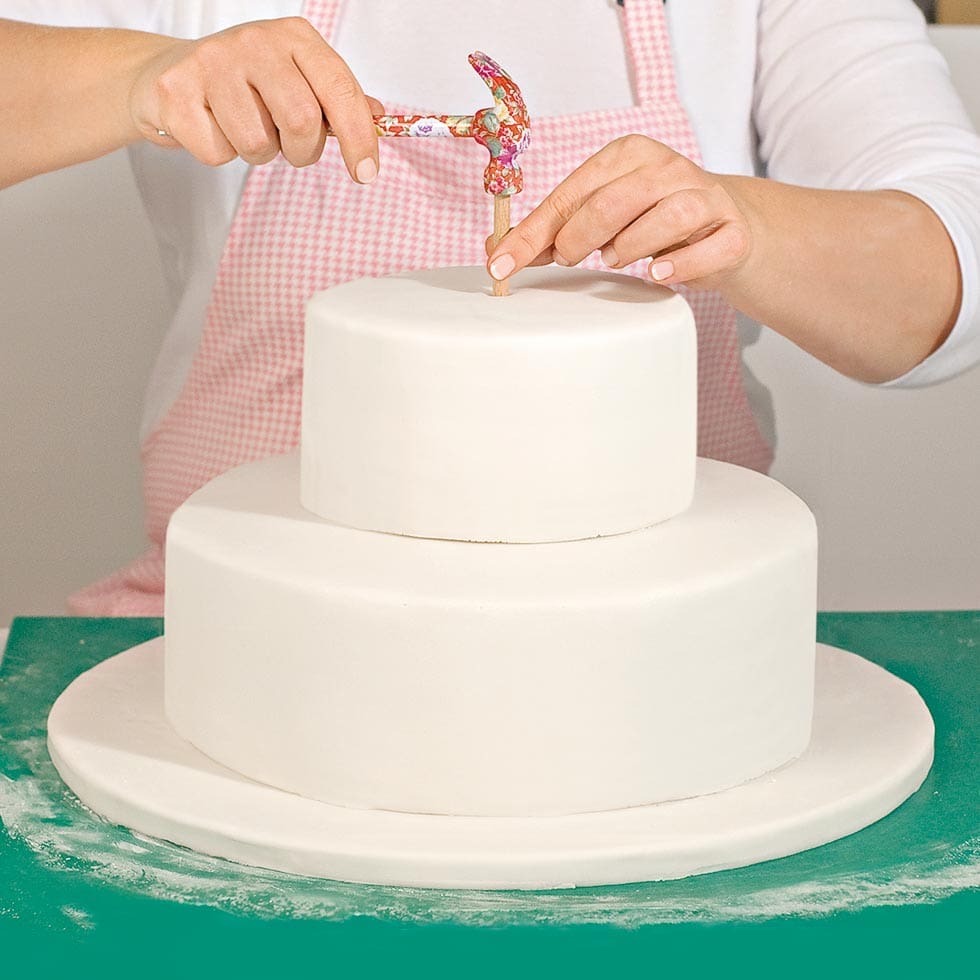 Hochzeitstorte übereinander stapeln