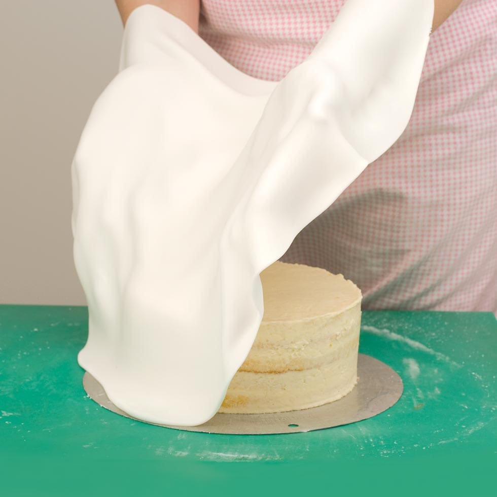 Fondant über die Torte legen