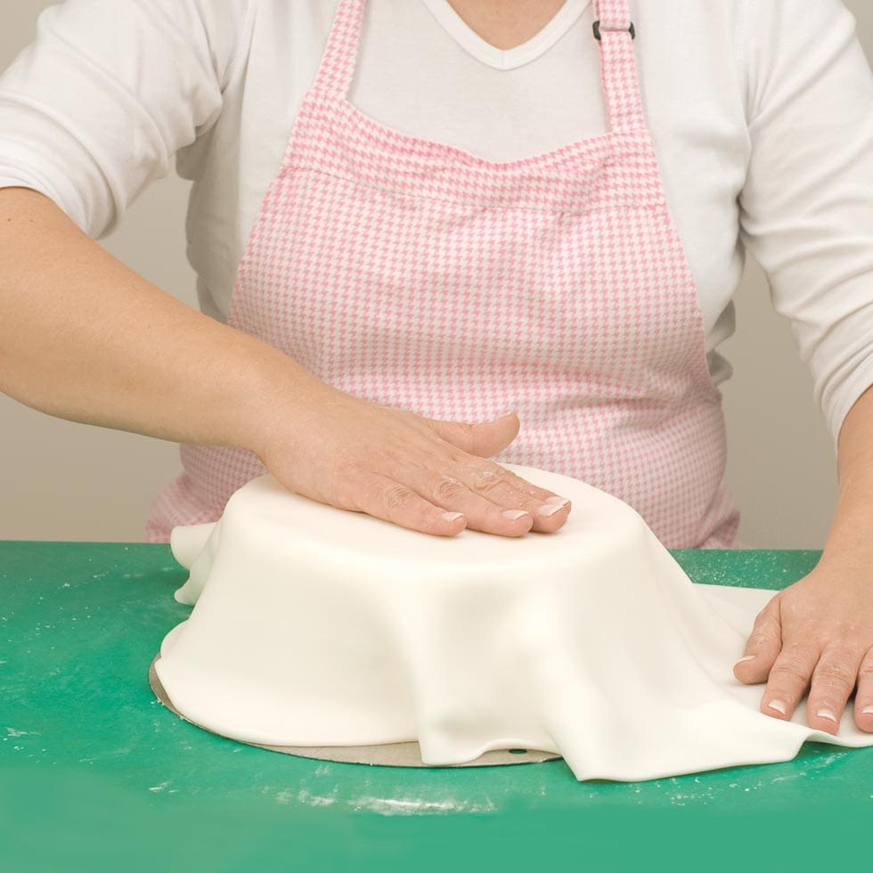 Fondant auf die Torte Streichen
