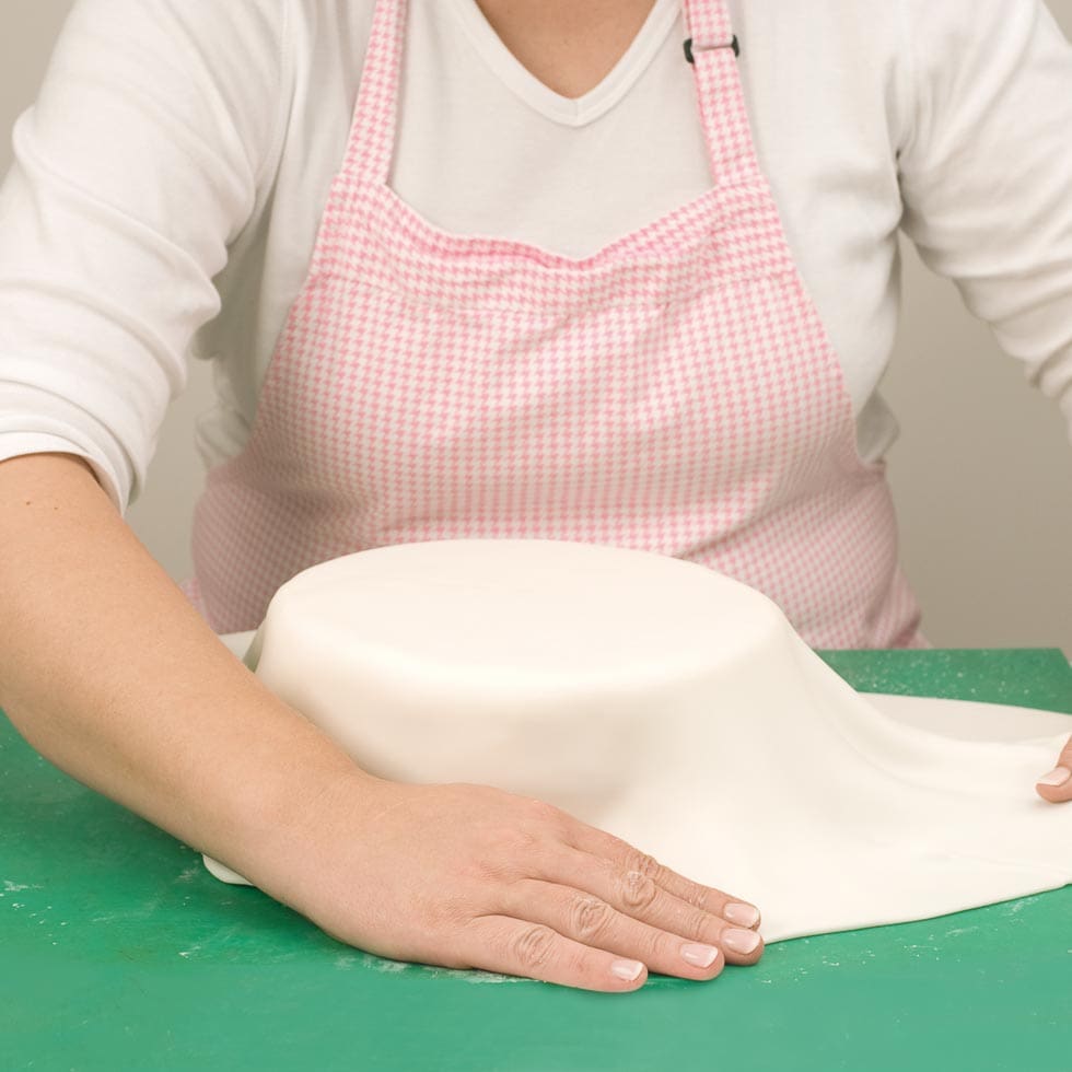 Fondant glatt auflegen