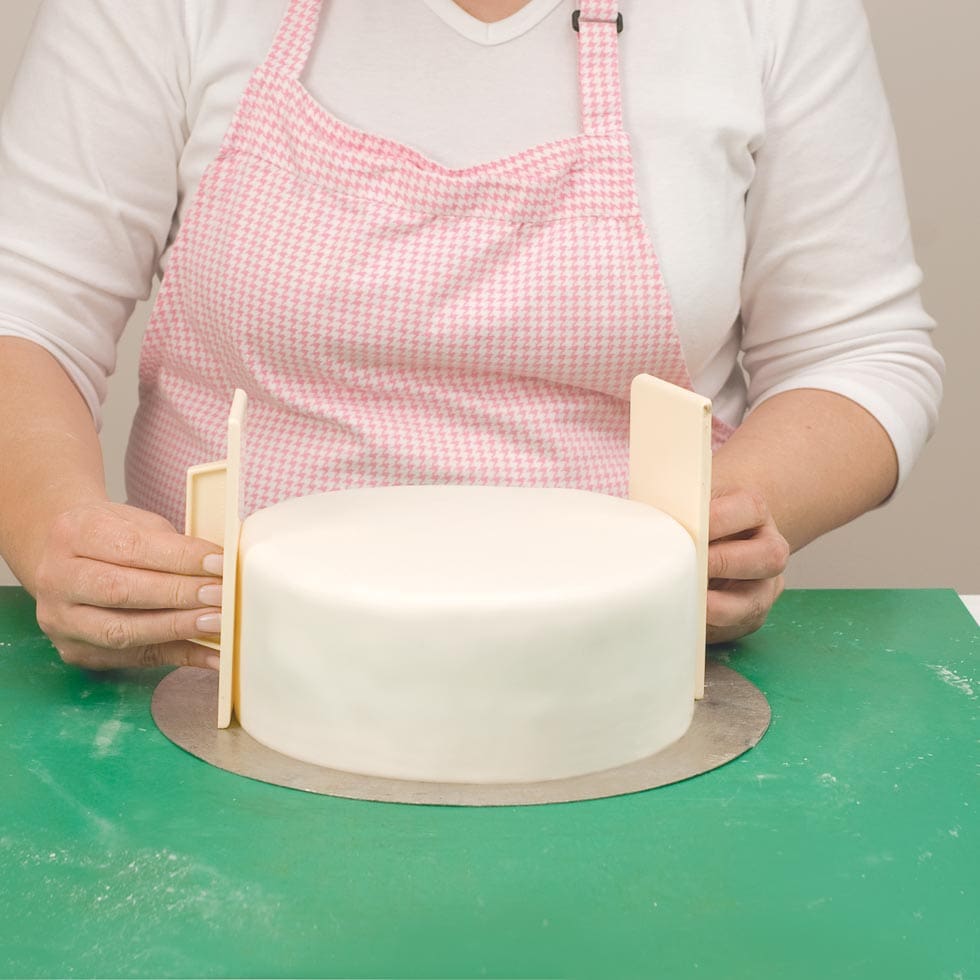 Torte mit Fondant glatt streichen