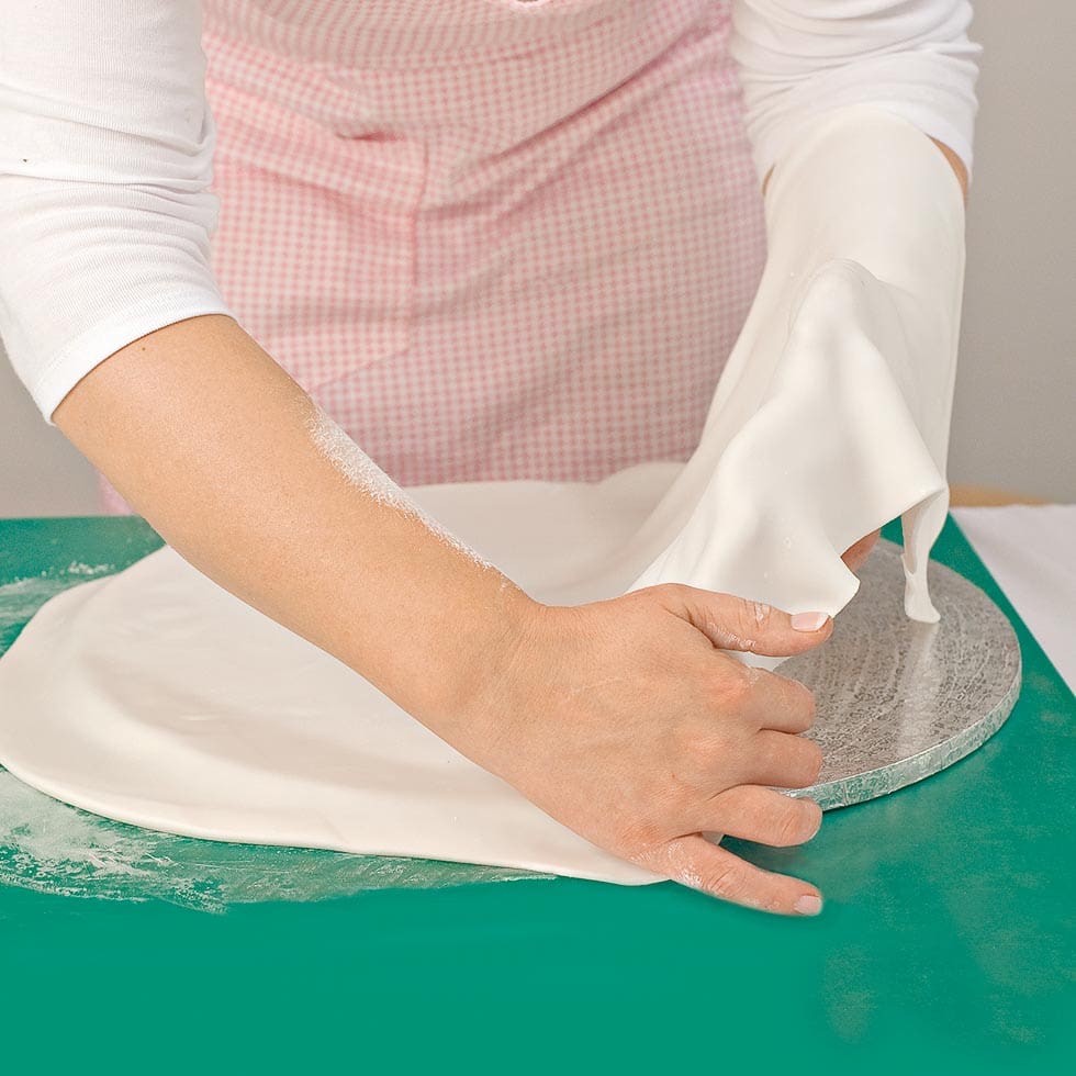 Cake Board mit Fondant eindecken Cake Board mit Fondant eindecken