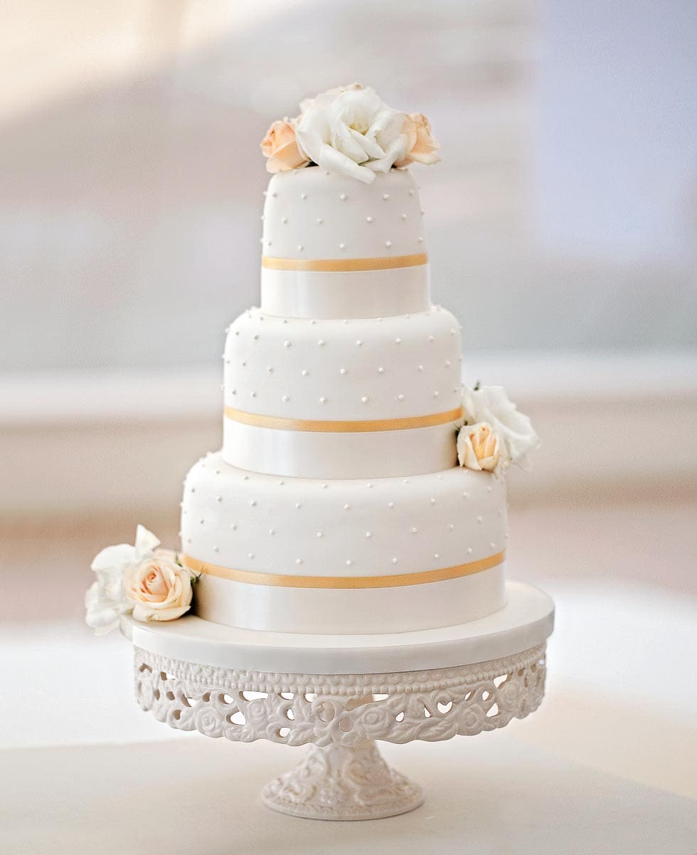 Hochzeitstorte mit frischen Blüten