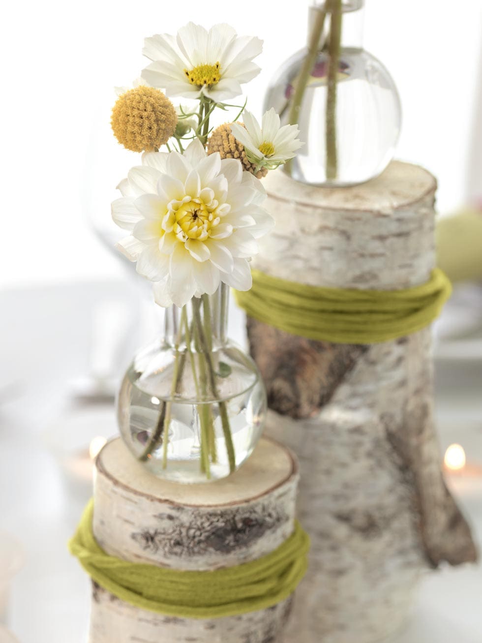 Tischdeko mit Holz und Blumen Tischdeko Holz Blumen