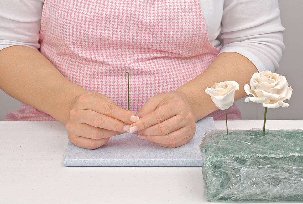 Rose aus Fondant formen Draht biegen