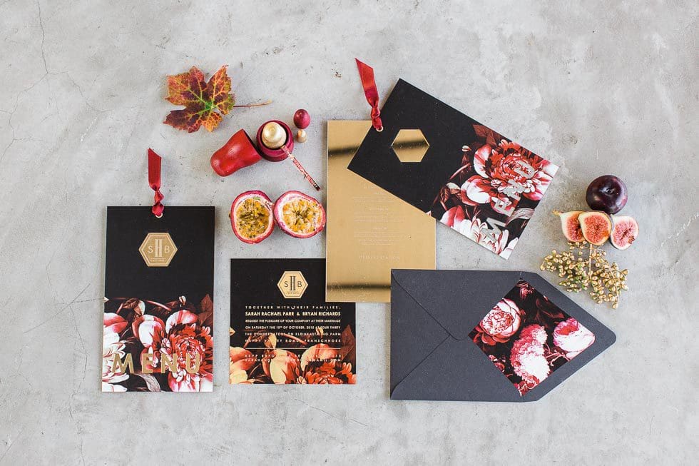 Hochzeitspapeterie Rot Schwarz Gold Edle Papeterieserie mit roten Pfingstrosen und kontrastreichem Schwarz mit eleganten Gold-Elementen | Kartenserie: larasdesigns.co.za | Foto: Kibogo Photography