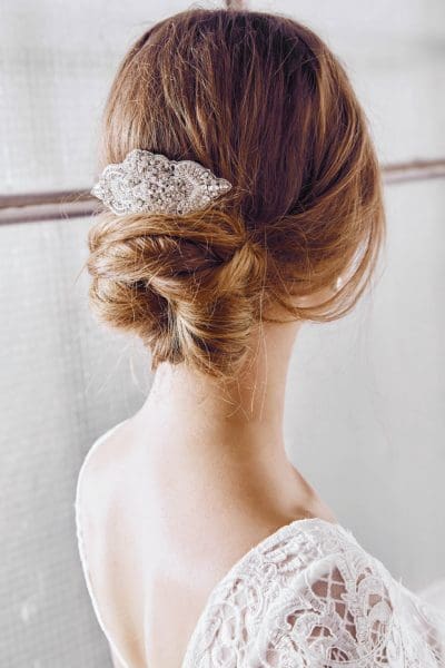 Lockerer Dutt mit Haar-Accessoire als Brautfrisur brautfrisur dutt locker Accessoire