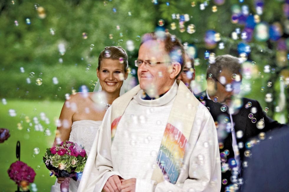 Katholische Trauung unter freiem Himmel Wedding Bubbles