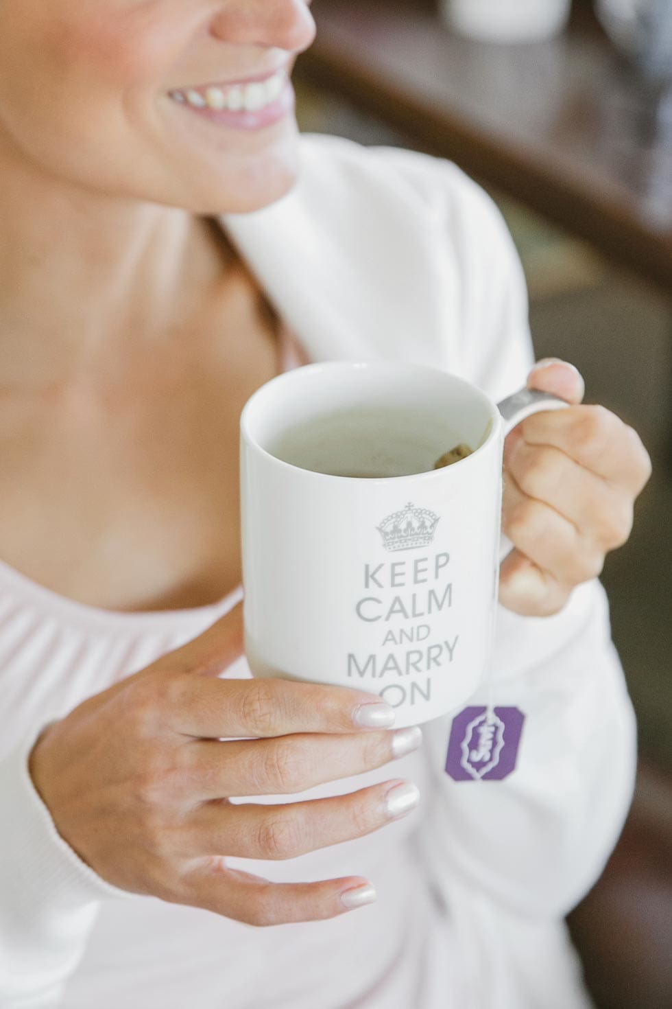 Hochzeit in Berlin Braut mit Tasse Keep calm and marry on