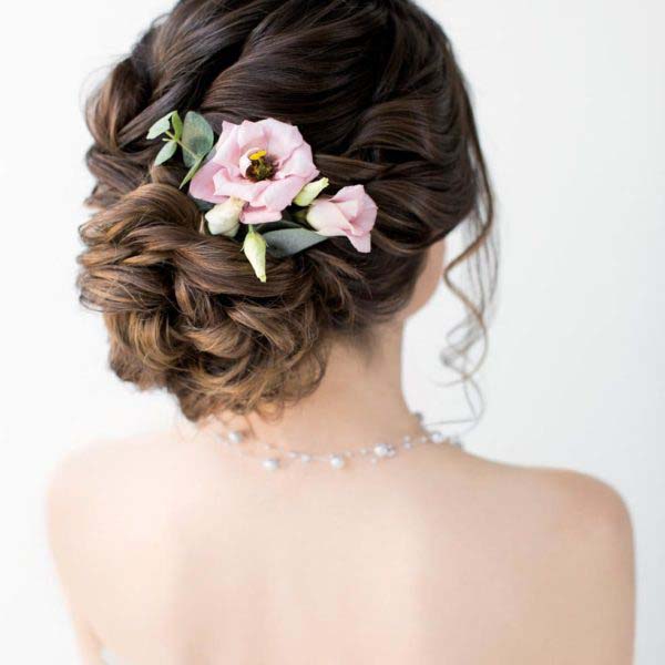 Brautfrisur mit Blumen
