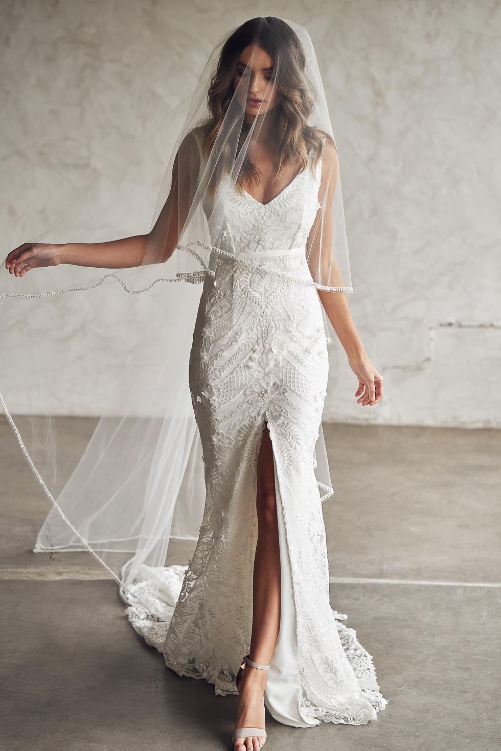 Anna-Campbell-Brautkleid_2020_Lexi Elm with Ayla Chapel with Blusher Veil (2) Brautkleid-Farbe Naturweiß Spitze Anna Campbell