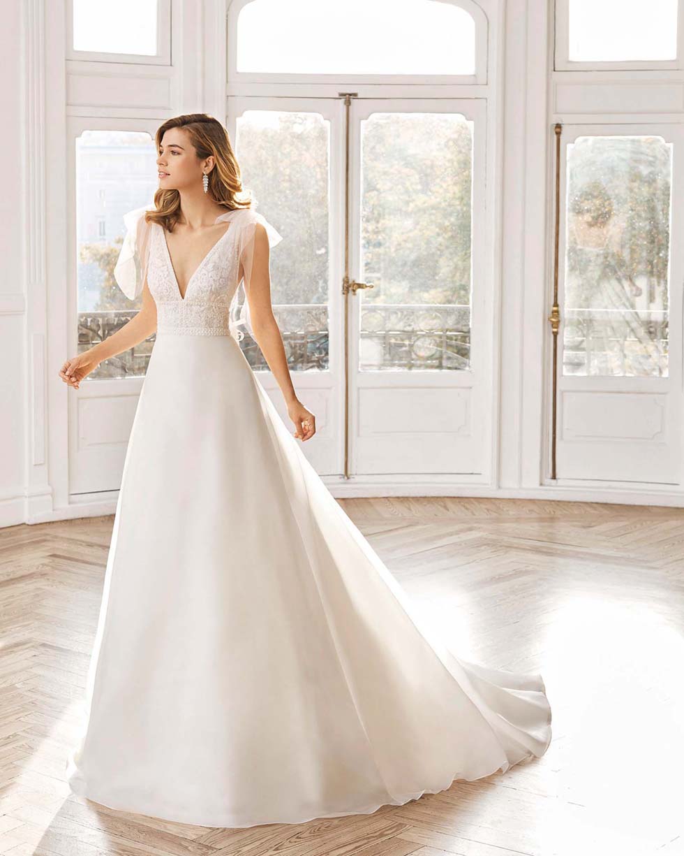Brautkleider_2020_NYX_AIRE_BARCELONA_1 V-Ausschnitt Aire Barcelona Brautkleid
