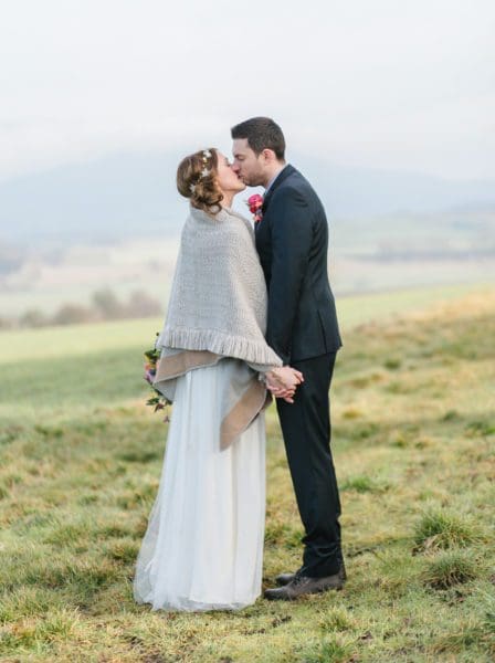 Boho Brautpaar Kuss Hochzeitsfoto Boho Brautpaar Kuss Hochzeitsfoto