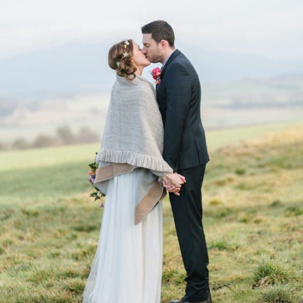 Boho Brautpaar Kuss Hochzeitsfoto