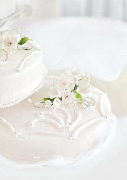 Hochzeitstorte essbare Blumen Hochzeitstorte Weiß Blumen