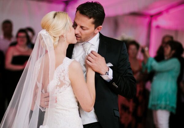 Hochzeitstanz Brautpaar Kuss Hochzeitskuss Brautpaar