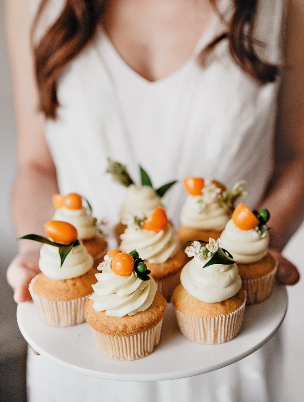 Leichtes Frosting Alternative ohne Frischkäse Wir lieben Cupcakes! Denn man kann damit die verschiedensten Geschmackrichtungen als kleine Törtchen auf das Kuchenbuffet zaubern. Hier findet ihr deshalb unsere absoluten Lieblingsrezepte: → Rezepte für saftige Cupcakes, denen niemand widerstehen kann