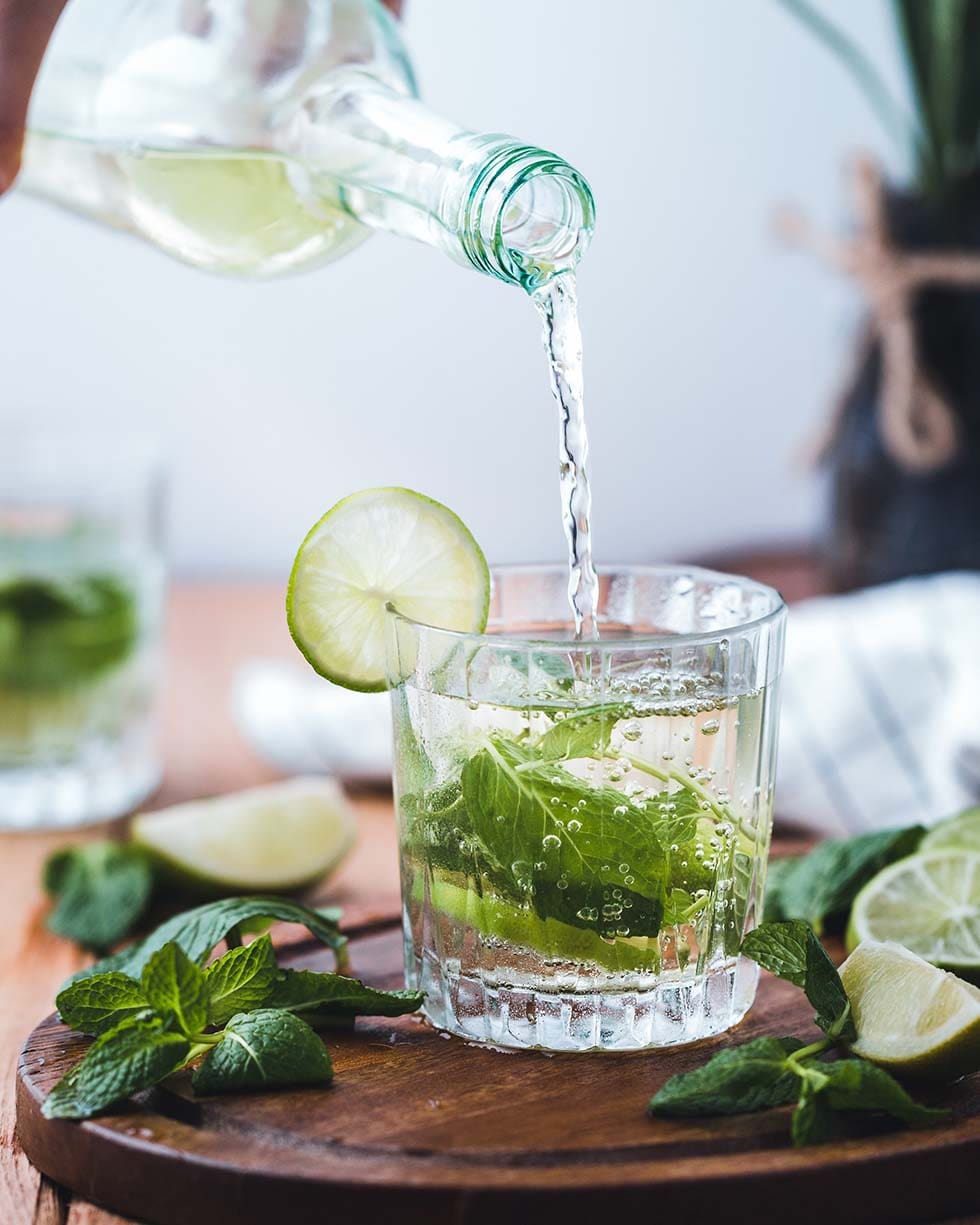 Sektempfang-Getraenk Cocktail mit Kräutern