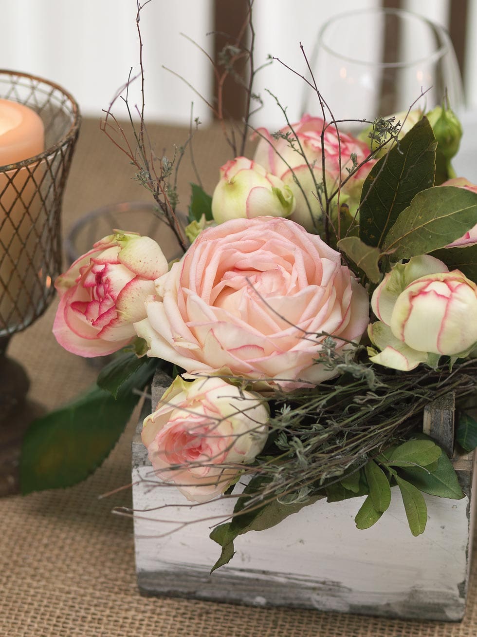 Bauernrosen Gesteck rustikal