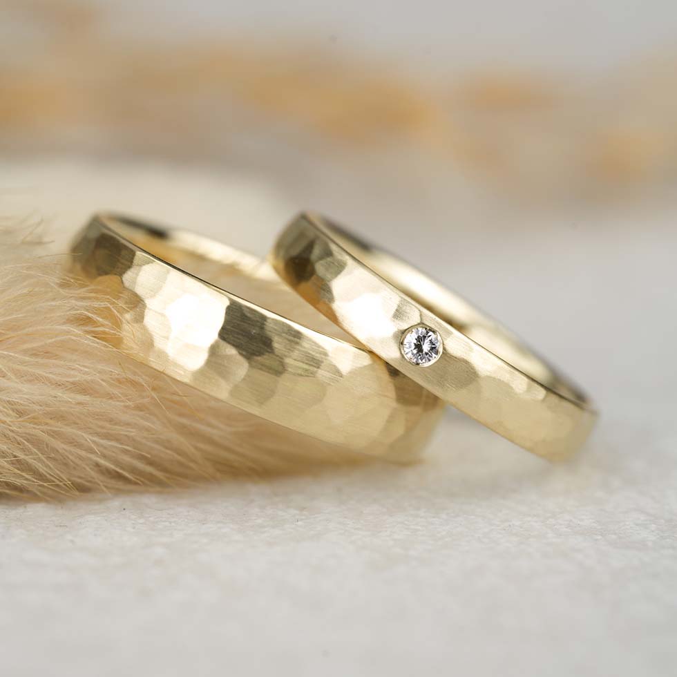 Trauringe gehämmert Brillant Trauringe gehämmert Brillant Gelbgold