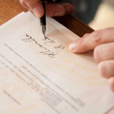 Heiratsurkunde unterschreiben