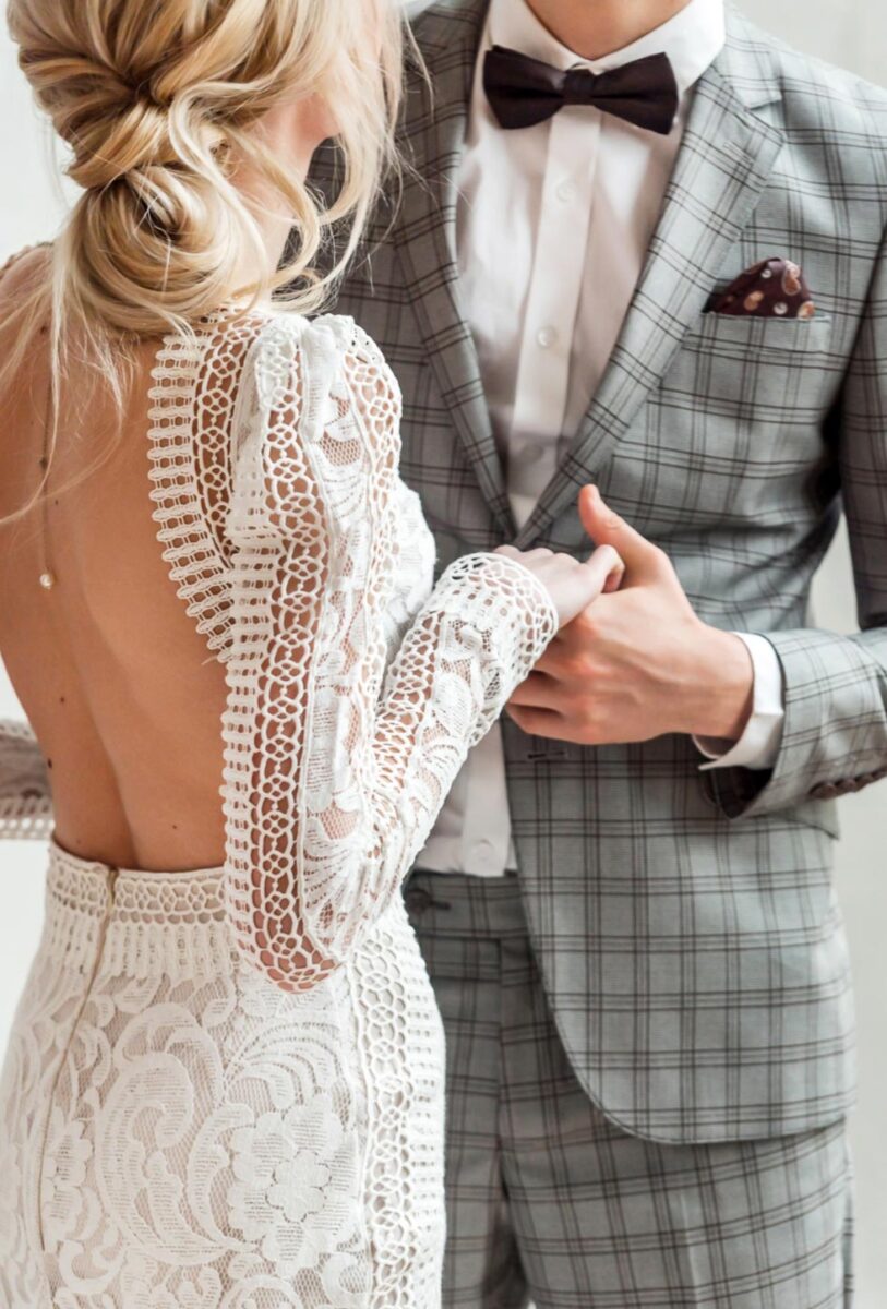 Lässiger Boho Style Brautpaar Boho Style Brautkleid Hochzeitsanzug