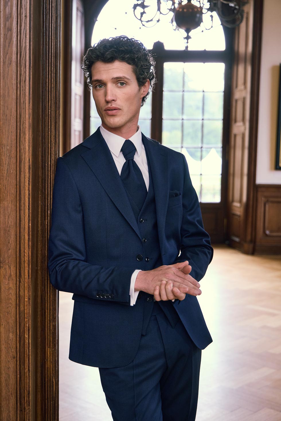 Eleganter blauer Anzug zur Hochzeit Eleganter blauer Anzug zur Hochzeit