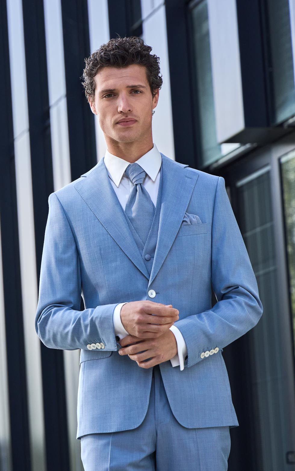 Hellblauer eleganter Maßanzug Hochzeit Hellblauer eleganter Maßanzug Hochzeit